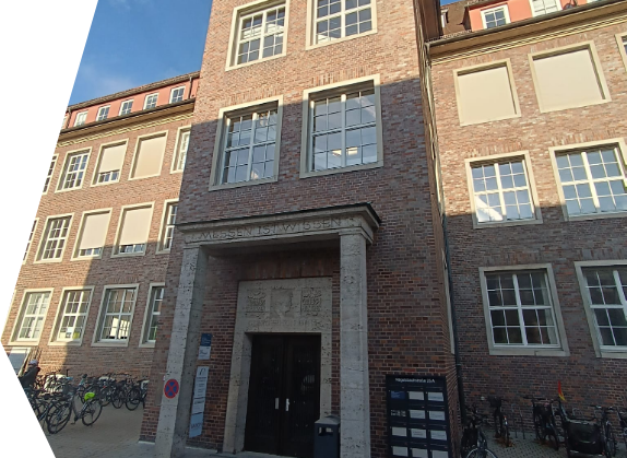 Eingang zum Gebäude der Berufsfachschule für Ergotherapie in Erlangen